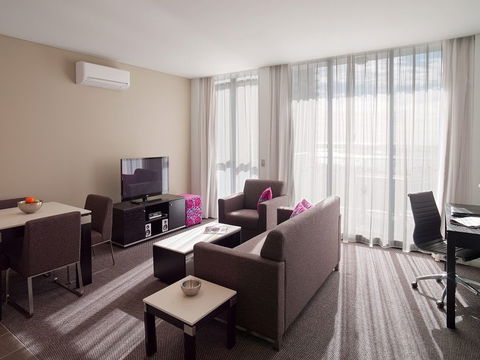Meriton Suites Southport - Foster Accommodation 1