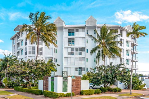 201 Lake Street - Cairns - Foster Accommodation 0