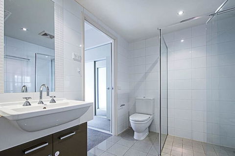 Spacious 1BR Stylish New Acton Apartment +Parking - Foster Accommodation 9