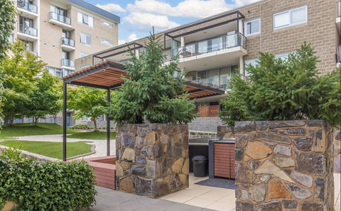 Spacious 1BR Stylish New Acton Apartment +Parking - Foster Accommodation 1