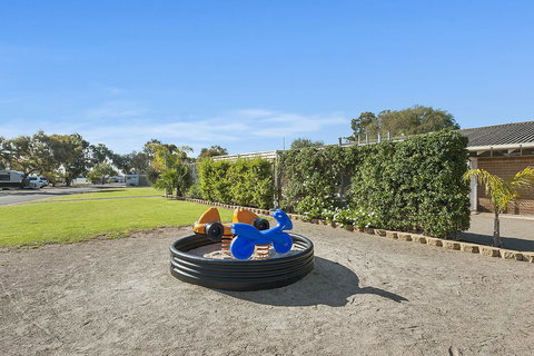 Port Broughton Tourist Park - Foster Accommodation 6