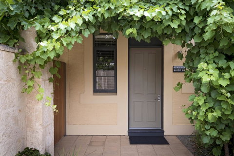 The Louise - Foster Accommodation 34