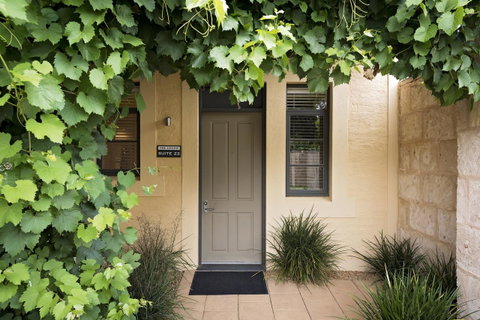 The Louise - Foster Accommodation 5