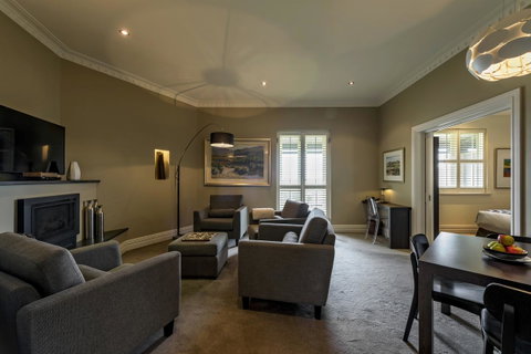 The Louise - Foster Accommodation 8