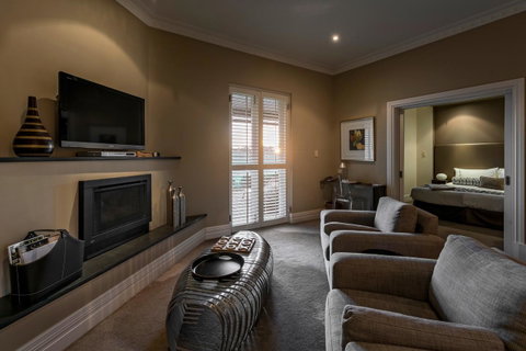 The Louise - Foster Accommodation 40