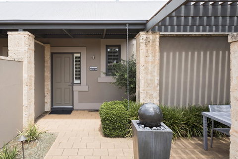 The Louise - Foster Accommodation 15