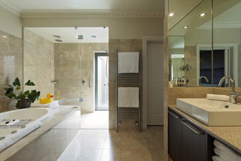The Louise - Foster Accommodation 33