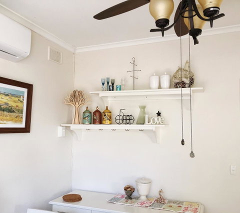 Beautiful Garden House - Foster Accommodation 17