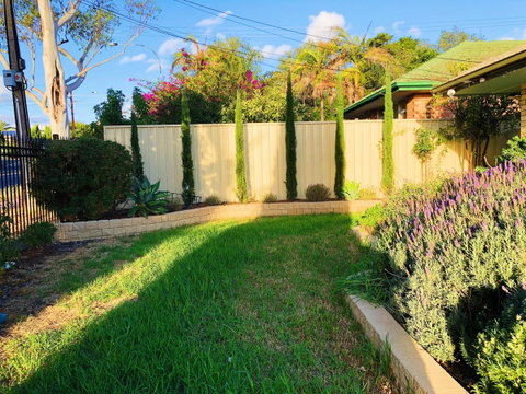 Beautiful Garden House - Foster Accommodation 8
