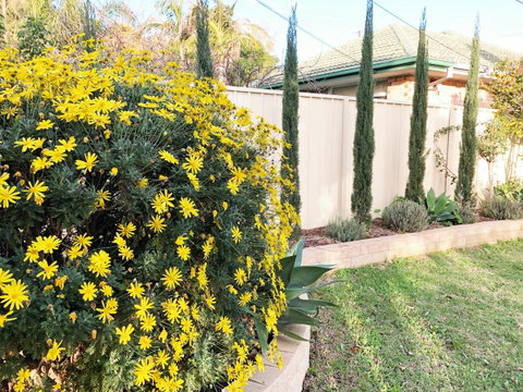 Beautiful Garden House - Foster Accommodation 2