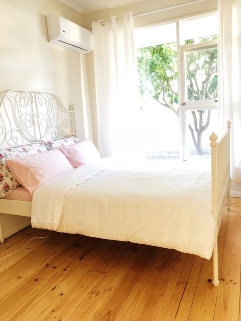 Beautiful Garden House - Foster Accommodation 12