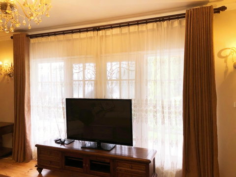 Beautiful Garden House - Foster Accommodation 6