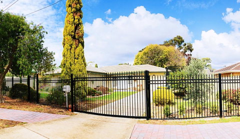 Beautiful Garden House - Foster Accommodation 7