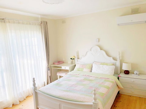 Beautiful Garden House - Foster Accommodation 10