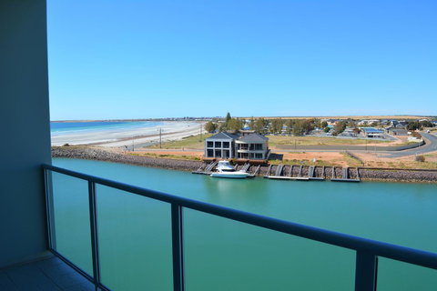 Wallaroo Marina Luxury Apartment - Foster Accommodation 6