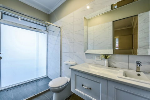 Aloha Central Luxury Apartments - Foster Accommodation 16