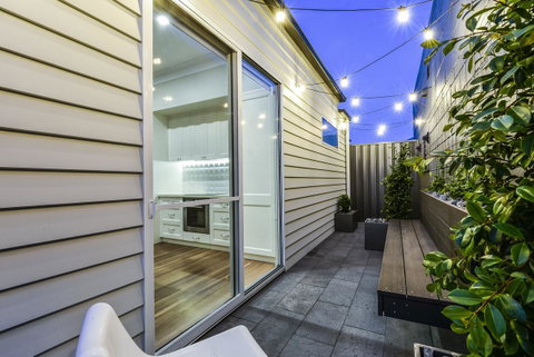 Aloha Central Luxury Apartments - Foster Accommodation 13