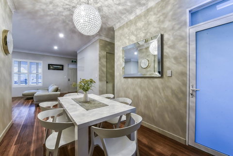 Aloha Central Luxury Apartments - Foster Accommodation 9