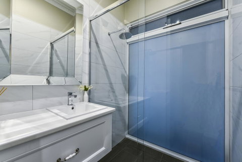 Aloha Central Luxury Apartments - Foster Accommodation 18