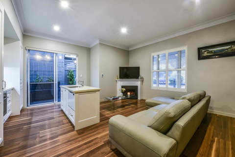 Aloha Central Luxury Apartments - Foster Accommodation 3