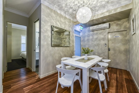 Aloha Central Luxury Apartments - Foster Accommodation 17