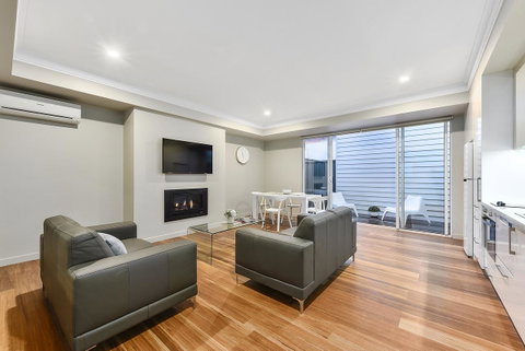 Aloha Central Luxury Apartments - Foster Accommodation 6