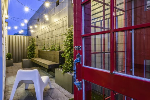 Aloha Central Luxury Apartments - Foster Accommodation 11
