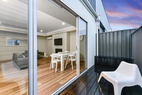 Aloha Central Luxury Apartments - Foster Accommodation 25