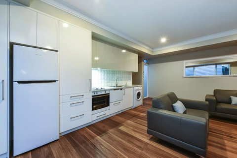 Aloha Central Luxury Apartments - Foster Accommodation 29