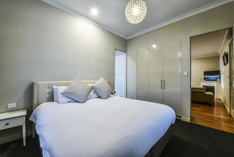 Aloha Central Luxury Apartments - Foster Accommodation 14