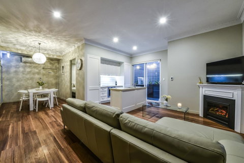 Aloha Central Luxury Apartments - Foster Accommodation 8