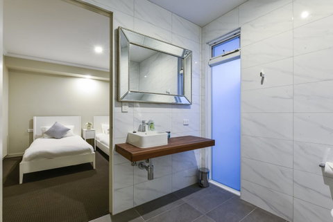 Aloha Central Luxury Apartments - Foster Accommodation 26