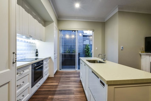 Aloha Central Luxury Apartments - Foster Accommodation 10