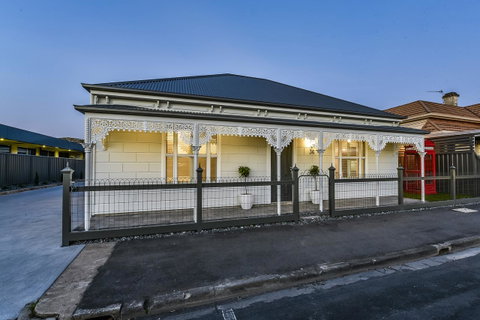 Aloha Central Luxury Apartments - Foster Accommodation 12