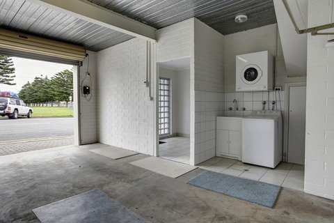 Tasman Beachside Apartment - Foster Accommodation 11