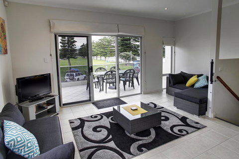 Tasman Beachside Apartment - Foster Accommodation 4