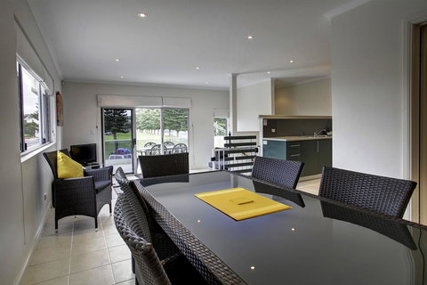 Tasman Beachside Apartment - Foster Accommodation 5