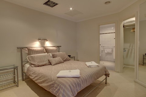 Tasman Beachside Apartment - Foster Accommodation 6