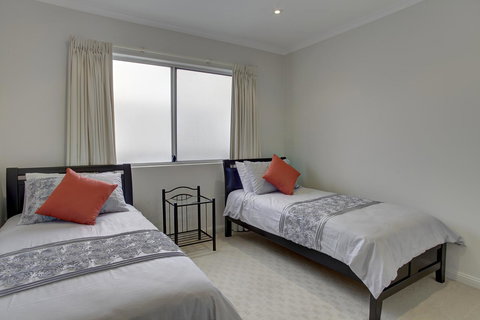 Tasman Beachside Apartment - Foster Accommodation 9