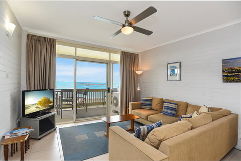 The Dolphins Beachfront Apartments - Foster Accommodation 13