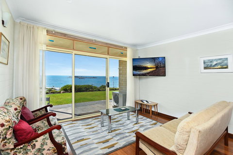 The Dolphins Beachfront Apartments - Foster Accommodation 7