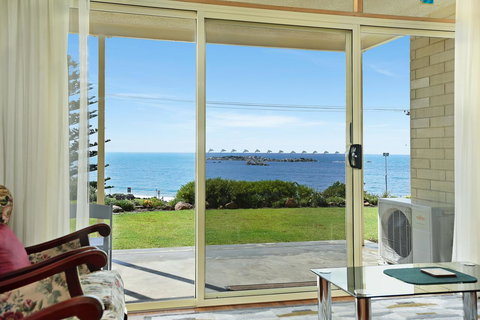 The Dolphins Beachfront Apartments - Foster Accommodation 6