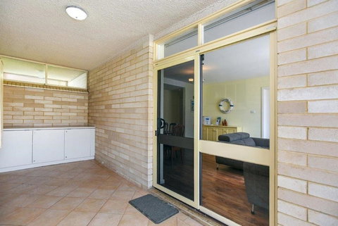 The Dolphins Beachfront Apartments - Foster Accommodation 3