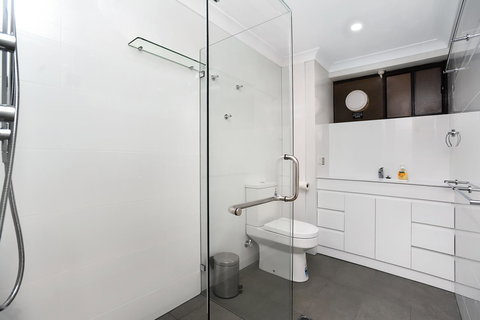 The Dolphins Beachfront Apartments - Foster Accommodation 2