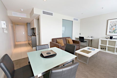 Adelaide DressCircle Apartments - North Terrace - Foster Accommodation 12