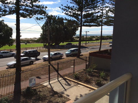 Adelaide - Semaphore Beach Front - Foster Accommodation 27