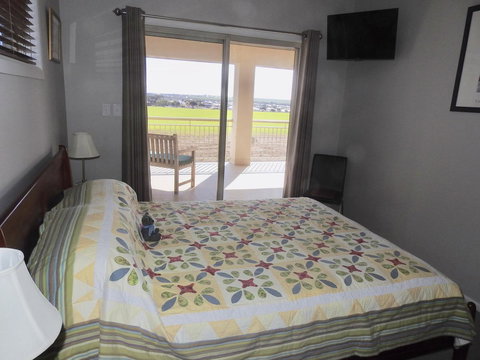 Rezare House Bed & Breakfast - Foster Accommodation 13