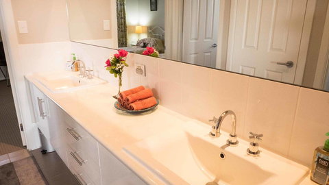 Rezare House Bed & Breakfast - Foster Accommodation 21