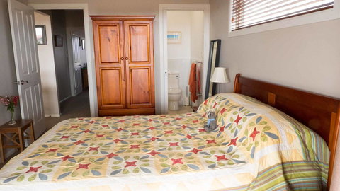 Rezare House Bed & Breakfast - Foster Accommodation 14