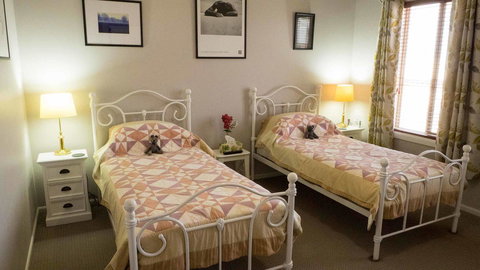 Rezare House Bed & Breakfast - Foster Accommodation 8